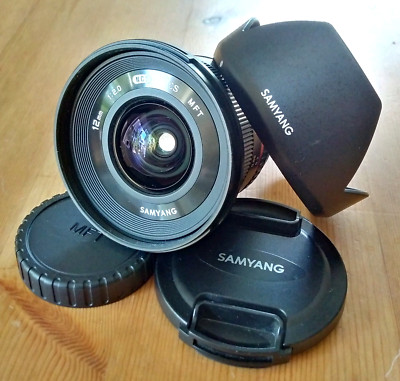 Samyang 12mm f/2 NCS CS Ultra Wide Manual Focus Kamera Objektiv für MFT + Haube, Schutzkappen