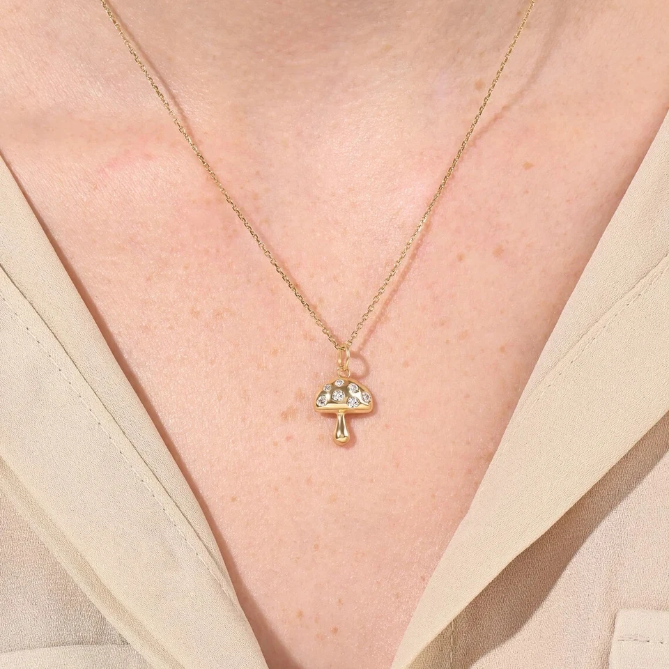 Colgante de setas de diamantes simulados de corte redondo de 1,50 quilates enchapado en oro amarillo de 14 k Foto 3 de 4