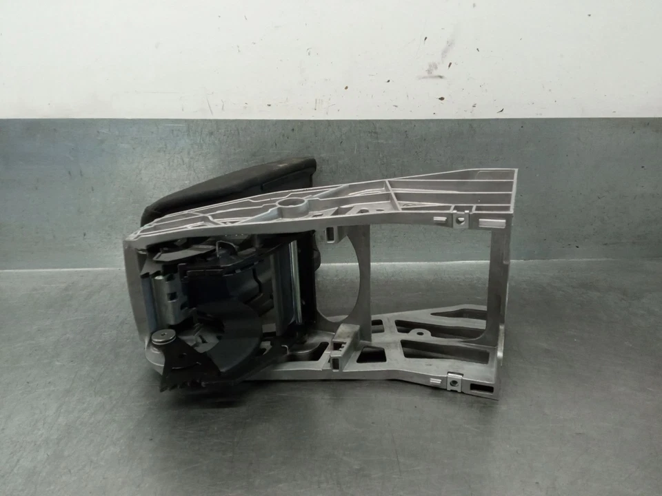 8U0864283A ACCOUDOIR CENTRAL / 8U0864283A / 5677636 POUR AUDI Q3 8UB, 8UG 2.0 - Photo 4/4