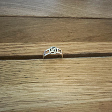 9ct gold Charles Rennie Macintosh Rose motif styled ring. Not scrap