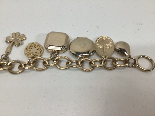 Pulsera con dije siete dijes tres son medallones tono dorado 7" sin marca - Imagen 5 de 6