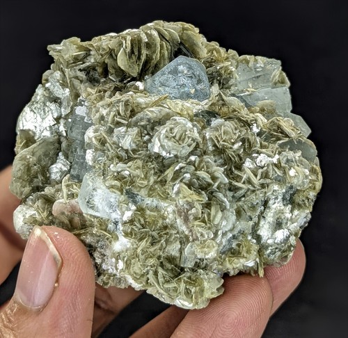 Aguamarina natural con mica en matriz espécimen del valle de Nagar Pakistán - Imagen 2 de 4