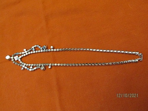 Collana elegante vintage con strass trasparenti - usata - Foto 4 di 7