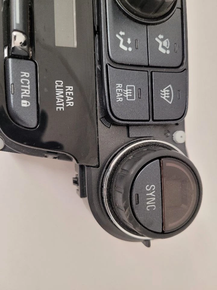 2017 - 2020 CHEVROLET SUBURBAN 1500 Temperature Control Dash Mounted  - Image 2 of 4