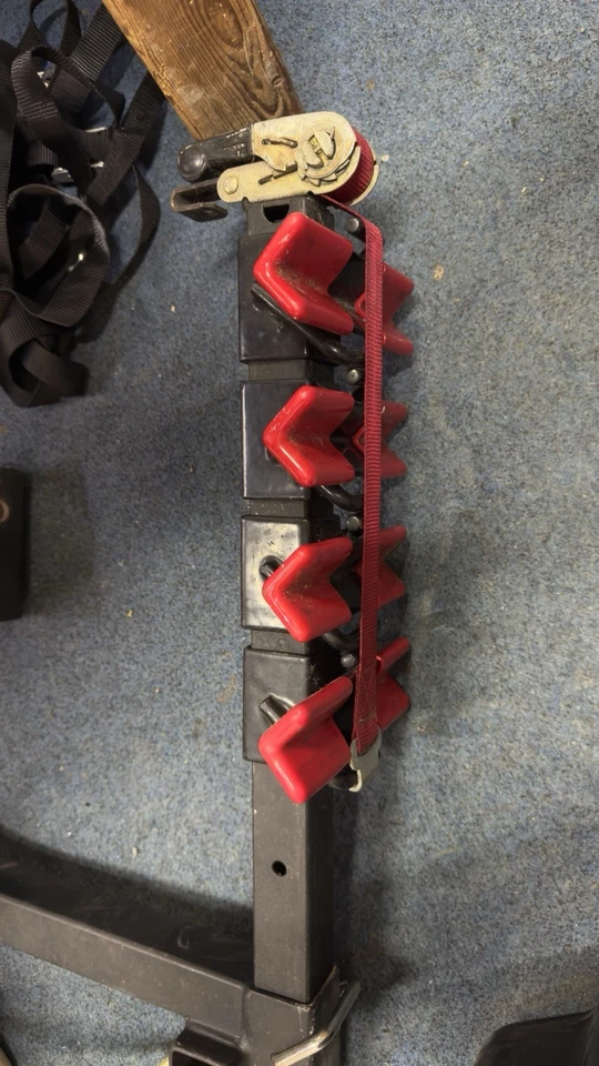 Porta-bicicletas MaxxRaxx 4. Com suporte de encaixe de flange aparafusado + braçadeira para tampa da caçamba - Imagem 2 de 4