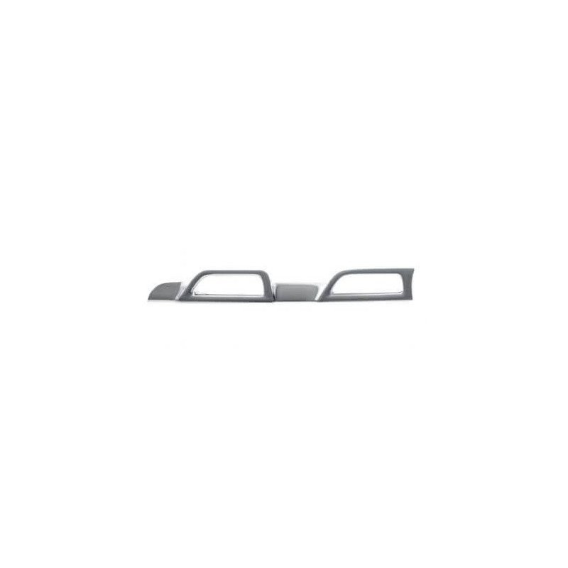 Moulure de grille avant gauche Dacia Duster 2013 pour corriger un pare-choc rayé ou déclipsé