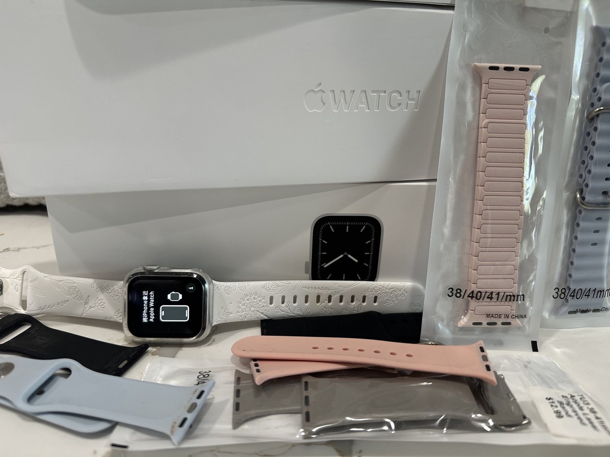 Apple Watch Series 40mm Silver White Sport Band (MWVD2LLA) GPS