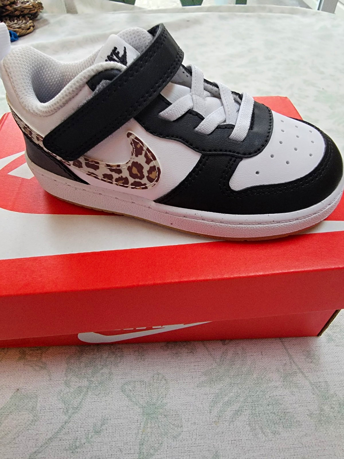 Nike Court Borough Niño Pequeño Parte Superior Baja Gancho y Lazo Leopardo Swoosh Negro/Blanco EE. UU. 8
