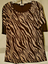 6098 SHORT SLEEVE SCOOP NECK CREPE TOP FROM CREATIVE DESIGN WORKS (CDW) SZ MED