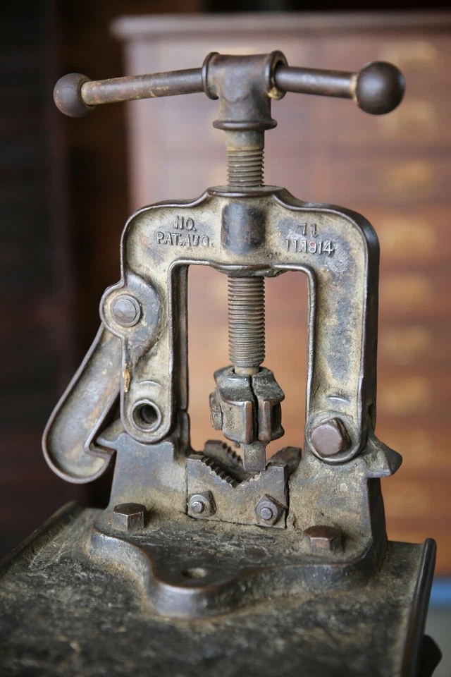 Vintage Pipe vise threading machine tripod stand Machinist tool Mechanic folding - Image 3 of 4