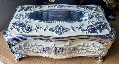 Beautiful Elegant Tissue Box Holder
