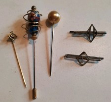 Lot Bijoux anciens, Épinglettes, Épingle Chapeau, Cravate, Monogrammes, 5 Pièces