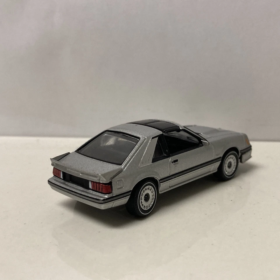 Ford Mustang GT 1982 82 5,0 Fox Bod coleccionable escala 1/64 diecast modelo diorama Foto 2 de 4
