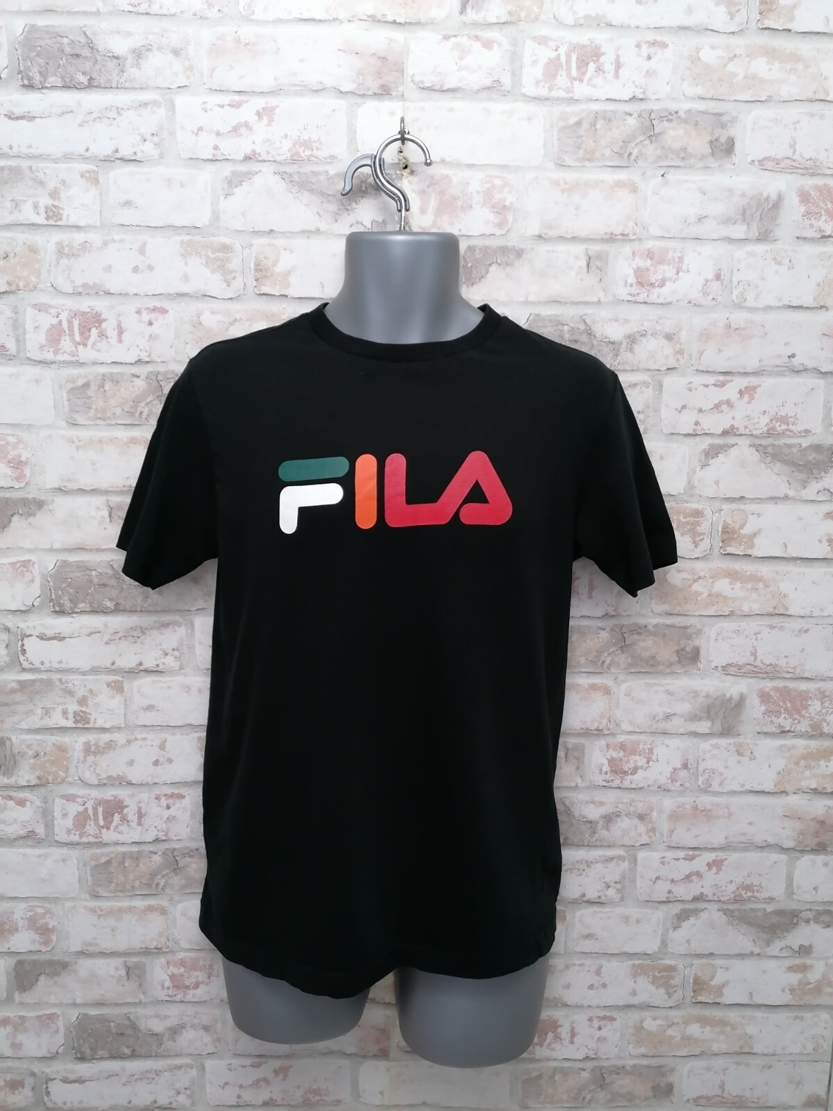 T Shirt Fila Taglia M Nera con stampa sul petto ??Ottime condizioni