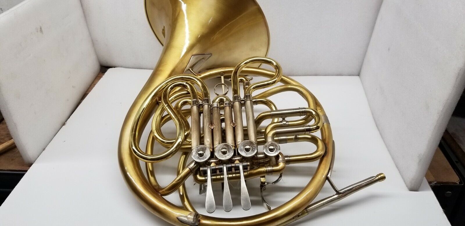 1970 C.G CONN 6D DOUBLE FRENCH HORN WITH CASE IN VERY GOOD CONDITION.