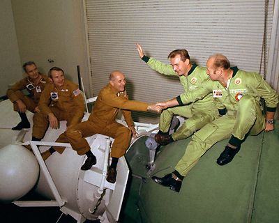 ASTP ASTRONAUTS COSMONAUTS AT JOHNSON SPACE CENTER HOUSTON - 8X10 PHOTO (AA-754)