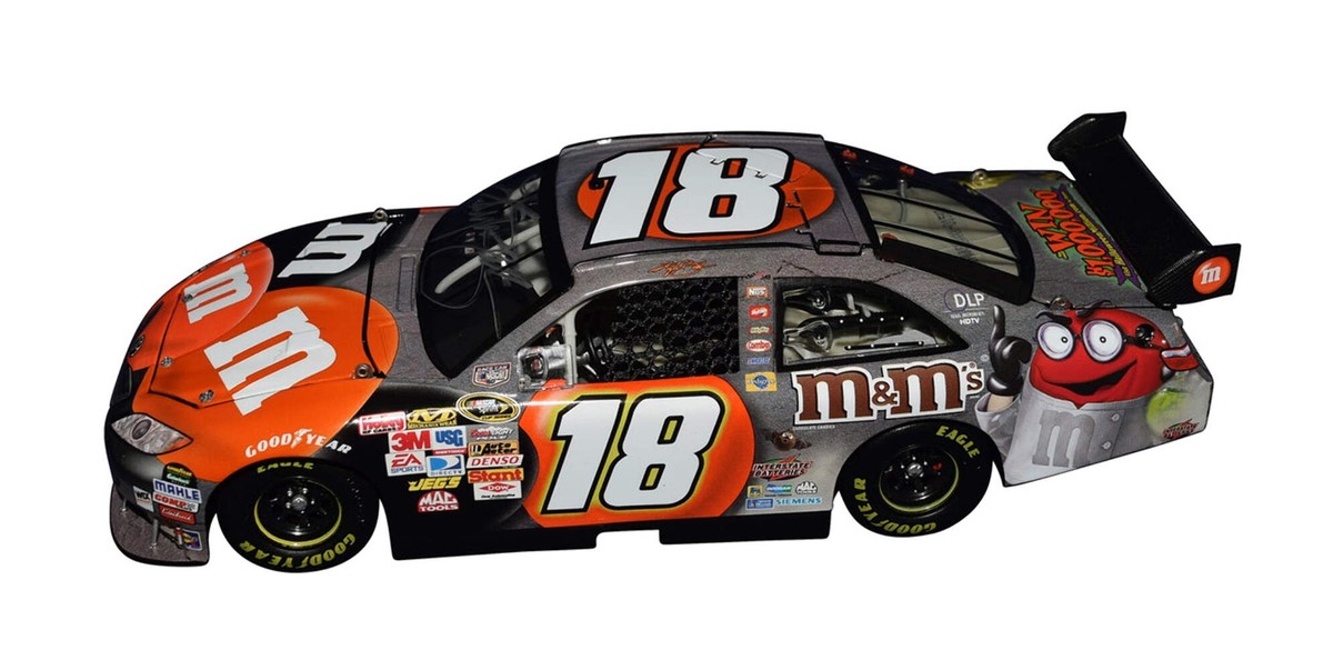ミニカー AUTOGRAPHED 2008 KYLE BUSCH #18 M&M'S AUTOGRAPHED 2008 Kyle Busch #18 M&M's Racing HALLOWEEN CAR (Toyota