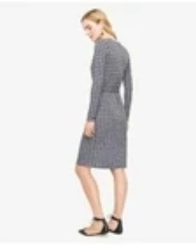 Vestido envolvente Ann Taylor Hazy azul con hojas en relieve, talla 4, 95 % poliéster, 5 % spandex - Imagen 2 de 15