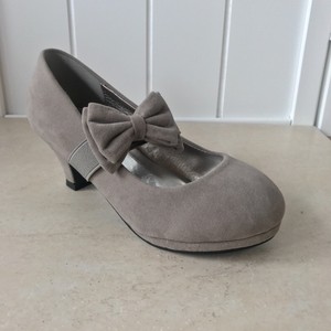 grey low heel shoes