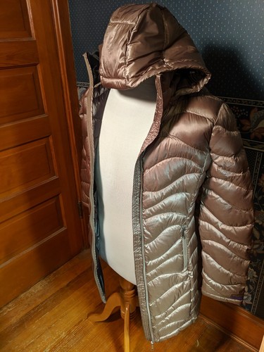 Abrigo Chaqueta Premium Andrew Marc Para Mujer Empacable Talla XS Con Capucha Taupe - Imagen 2 de 9