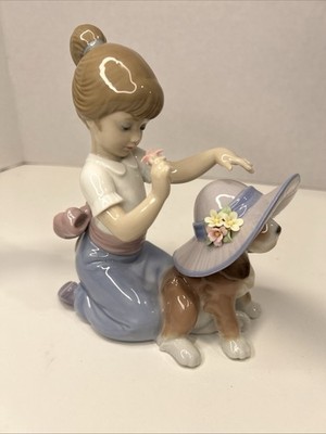 MINT Lladró ''An Elegant Touch'' Figurine #6862   Girl & Dog with Box, Full Stamp