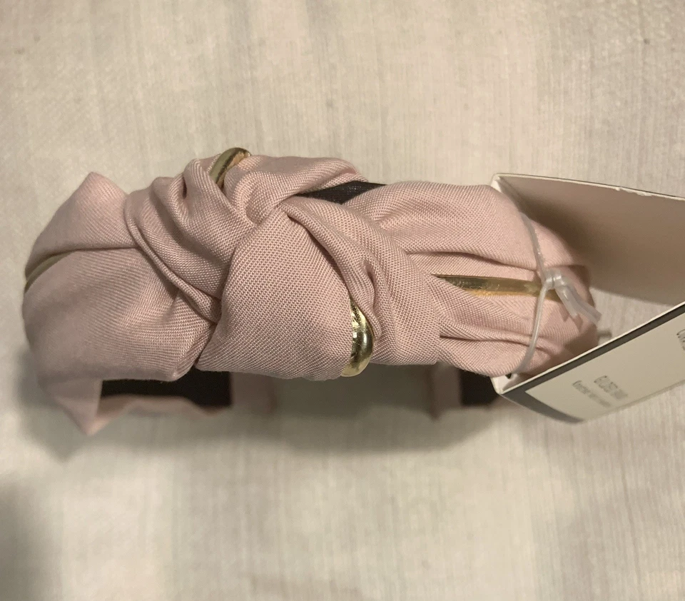 Diadema de tela anudada en rosa pastel con tubería dorada Foto 4 de 4