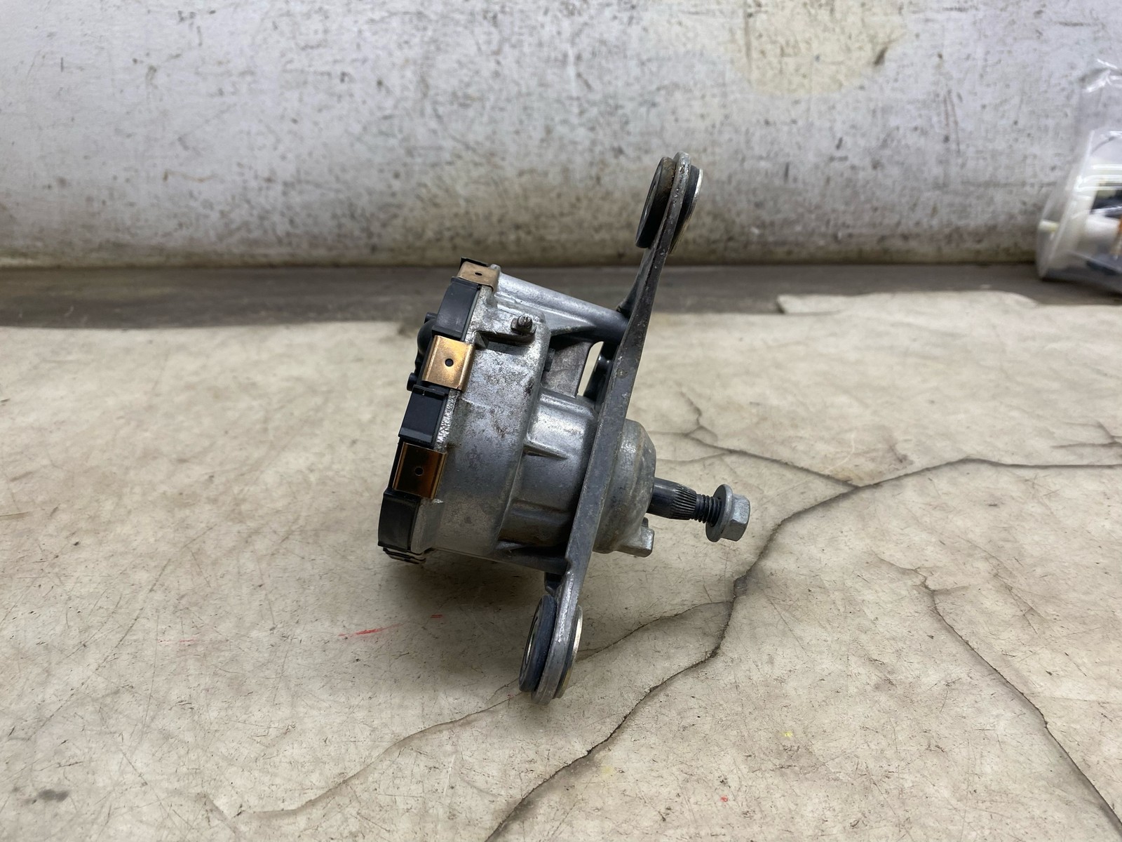2020-2024 ASTON MARTIN DBX FRONT RIGHT WINDSHIELD WIPER ARM MOTOR MY83-17504-AA
