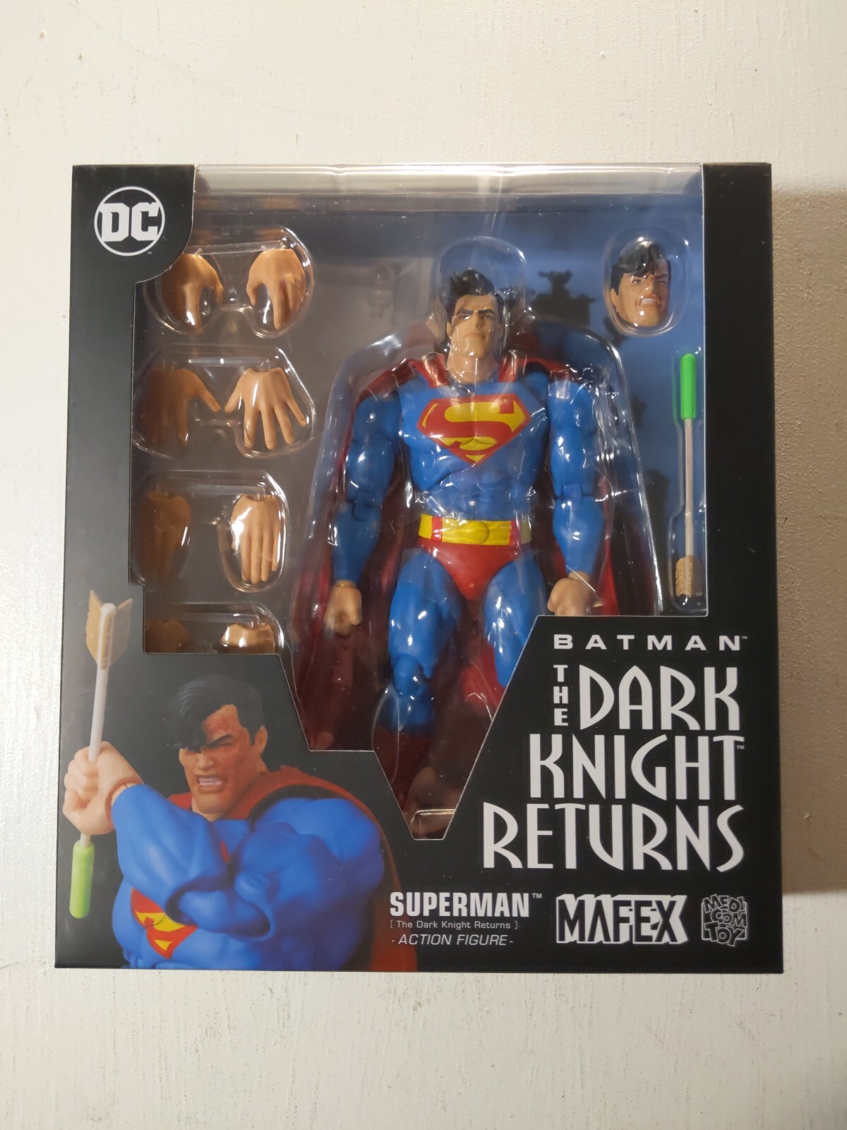 Medicom MAFEX Superman - The Dark Knight Returns - Statuetta 16 Cm, Con Mantello In Tessuto, Alta Articolazione - 5