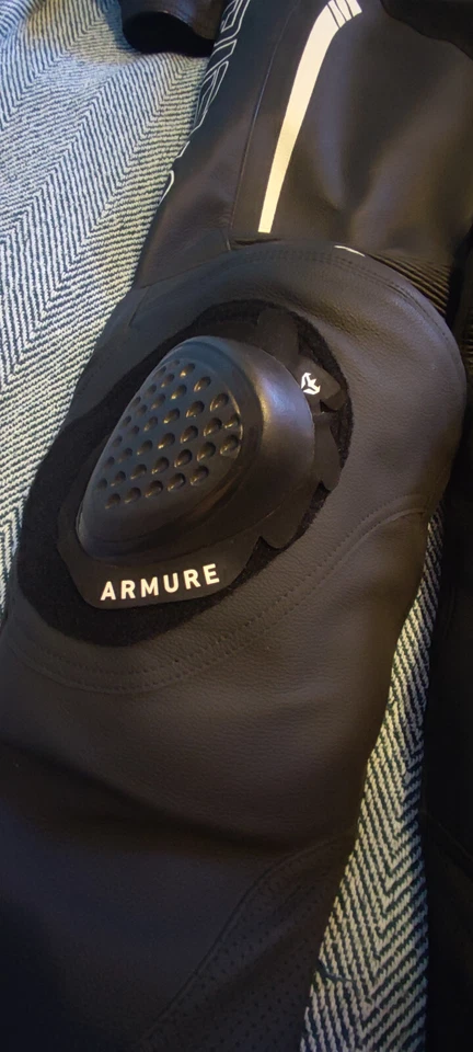 Mono de moto Richa negro, talla 52. Usado muy poco, con rodilleras incluidas. - Imagen 4 de 4