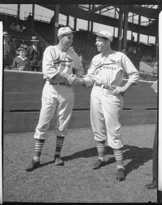 Dizzy And Daffy Discussing The Best Way 1934 OLD BASEBALL PHOTO