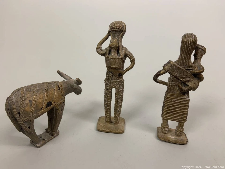 Un conjunto de tres exquisitas estatuas de bronce de la India Foto 4 de 4