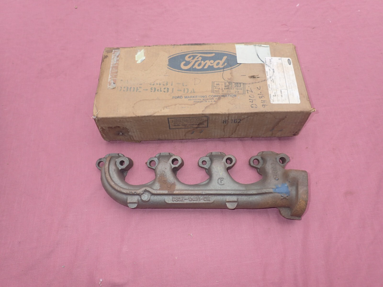 197374 Ford exhaust manifold, 302 cid, LH, NOS! Torino, Mustang D4OZ