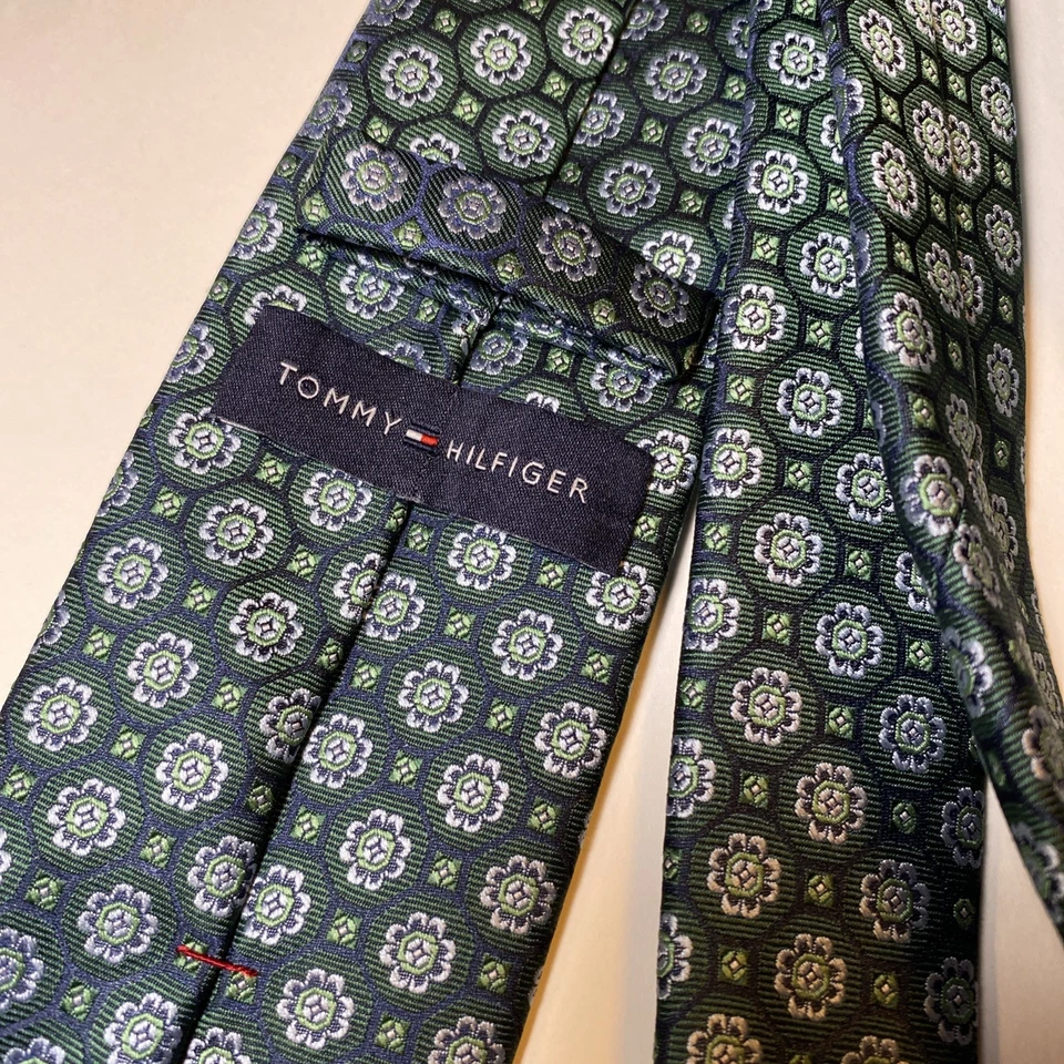 TOMMY HILFIGER 经典领带绿色海军蓝图案奖章花卉 3.25 英寸 — 第 2/4 张图片
