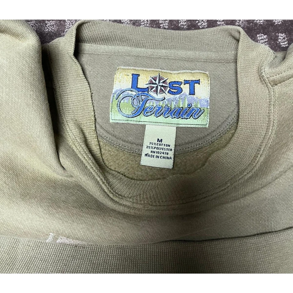🪵 Sudadera Gráfica Lost Terrain "Trading Post" - Talla M Foto 3 de 4