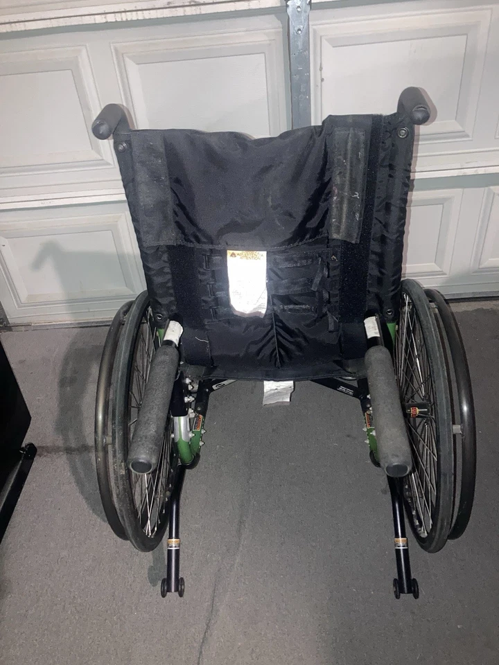 Silla de ruedas manual funciona muy bien plegable ligera Foto 3 de 4