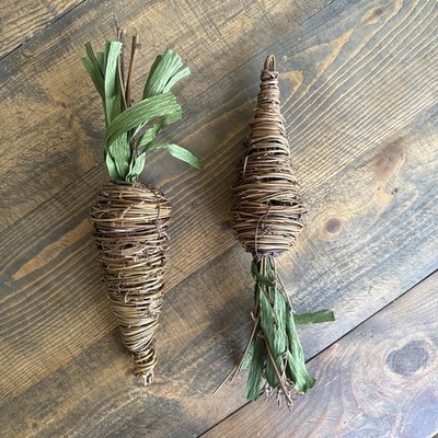 Lot of 2 Way to Celebrate Grapevine Carrots 12  Easter Decor Good Used Condition
