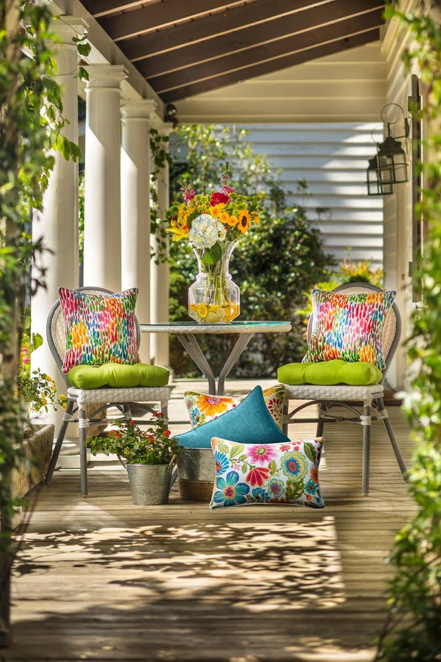 Almohada de felpa con acento floral brillante para interiores/exteriores, clima y moda... Foto 2 de 4