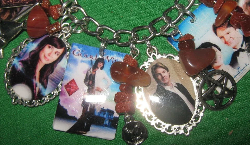 "LA BRUJA BUENA" - PULSERA CON ENCANTO DECLARACIÓN DE ARTE ALTERADA - CARGADA - GRUESA Foto 4 de 4