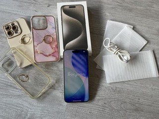 Apple iPhone 15 Pro 128 Go Gris iOS avec boîte coques/étuis et câble