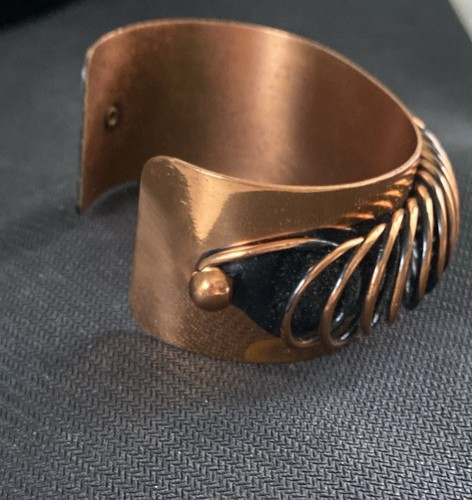 Brazalete de bobina modernista de cobre MCM vintage y pendientes de clip a juego C3a - Imagen 14 de 18