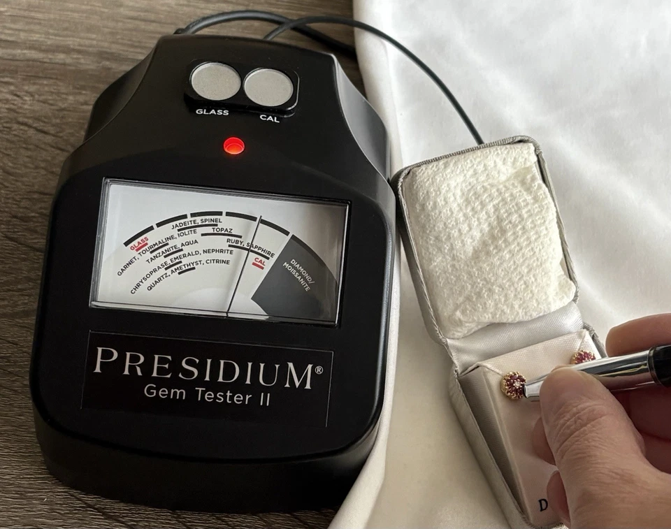 Aretes Buttercup vintage de oro amarillo de 14 quilates con racimo de diamantes y rubíes Foto 2 de 4