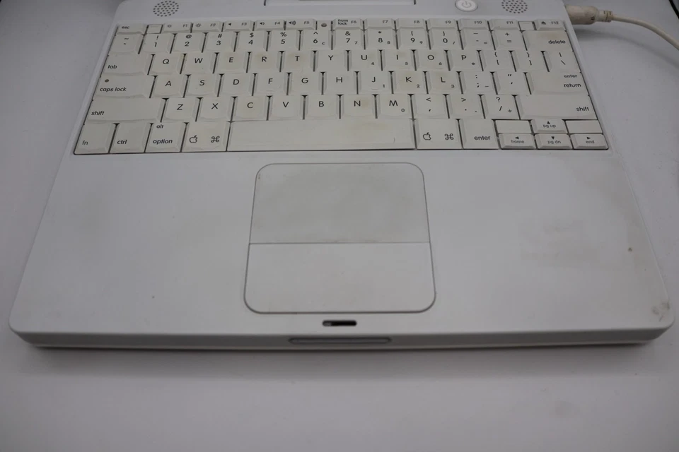 iBook G4 Laptop 1.2 GHz 12.1" LCD screen Mac OS 10.4.11 Model A1054- 768mb - Image 3 of 4