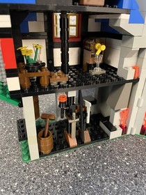 LEGO Castle 3739 Blacksmith Shop . 100 % Complete Set w / very nice minifigs