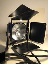 TESTED Lowel DP D210927 Continuous Light 1000 W w/ Adjustable Barn Doors