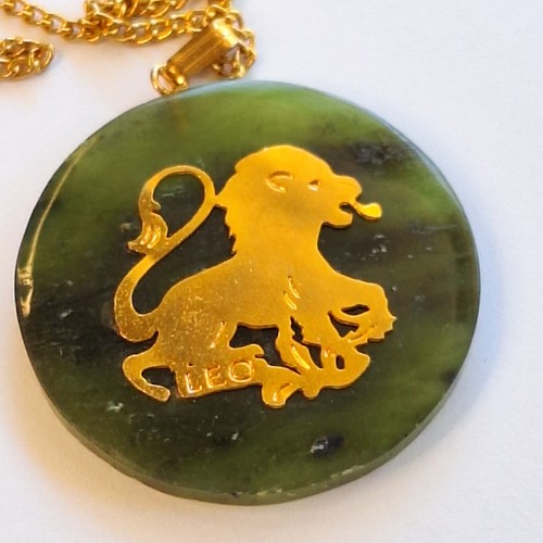 Vintage Faux Jade Disc Pendant, Gold Leo Star Sign, Gold Plated Chain Necklace - Picture 3 of 7