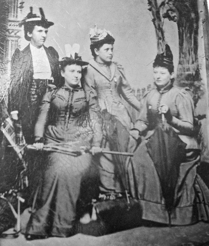 Fotografía antigua tipo tinte de cuatro damas bien vestidas de la alta sociedad - Imagen 1 de 3