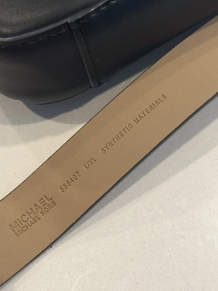 Riñonera Michael Kors negra con cintura Foto 2 de 4