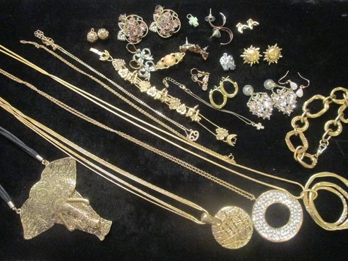 Vintage ESTATE Quality Costume Jewelry Gold Brooch Earrings Statement Necklaces+