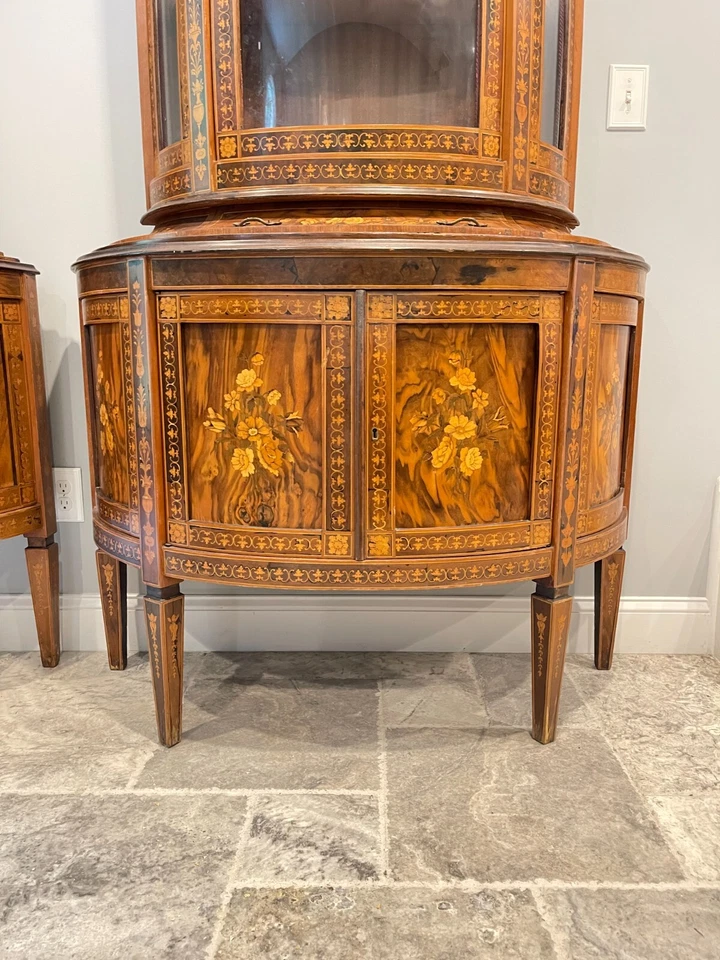 Par principios del siglo XX. Vitrinas de gabinetes de vidrio curvo italiano con incrustaciones Demilune Foto 4 de 4