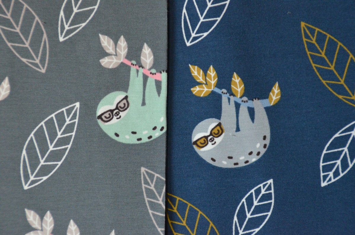 Jersey mit Faultier am Ast Zweige grau und blau 50 x 150 cm Nähen